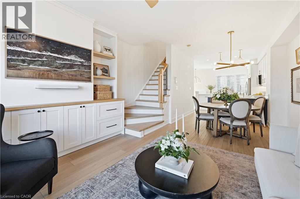 337 Beach Boulevard Unit# 7, Hamilton, ON - Indoor Photo Showing Living Room