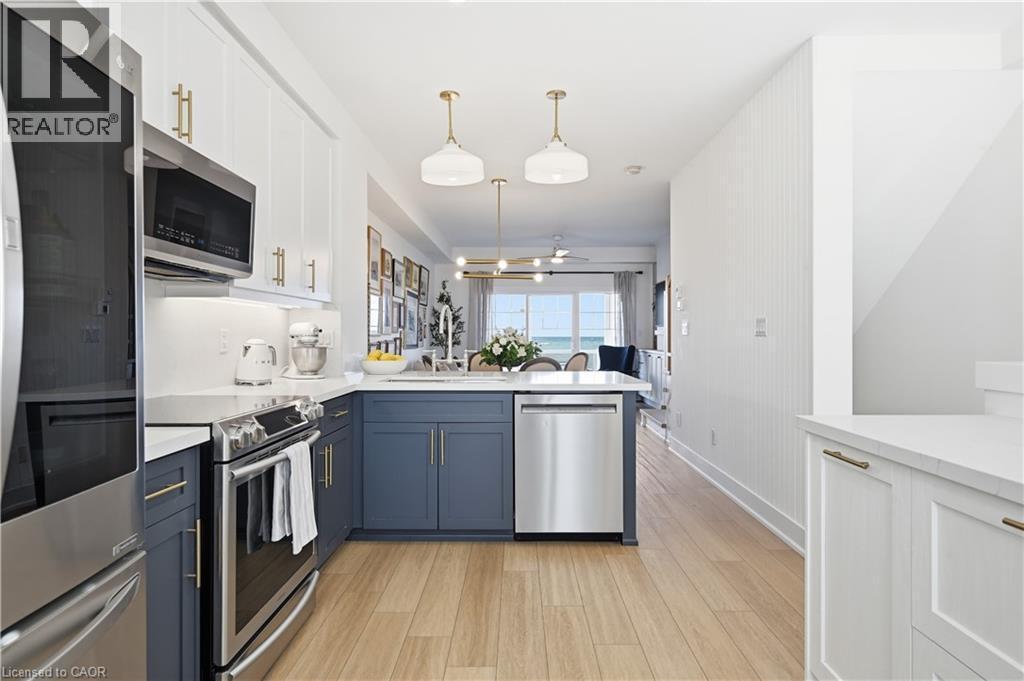 337 Beach Boulevard Unit# 7, Hamilton, ON - Indoor Photo Showing Kitchen With Stainless Steel Kitchen With Upgraded Kitchen