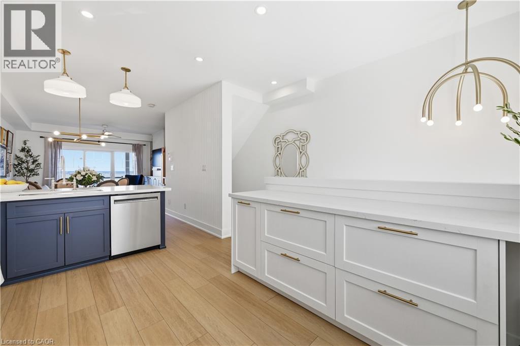 337 Beach Boulevard Unit# 7, Hamilton, ON - Indoor Photo Showing Kitchen