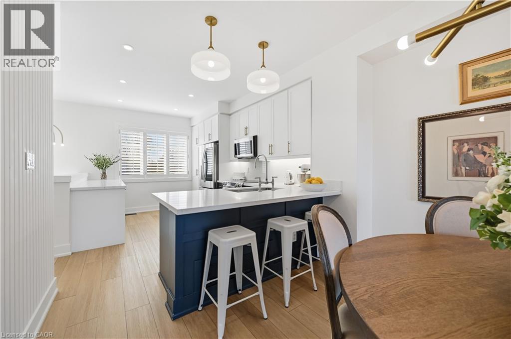 337 Beach Boulevard Unit# 7, Hamilton, ON - Indoor Photo Showing Dining Room