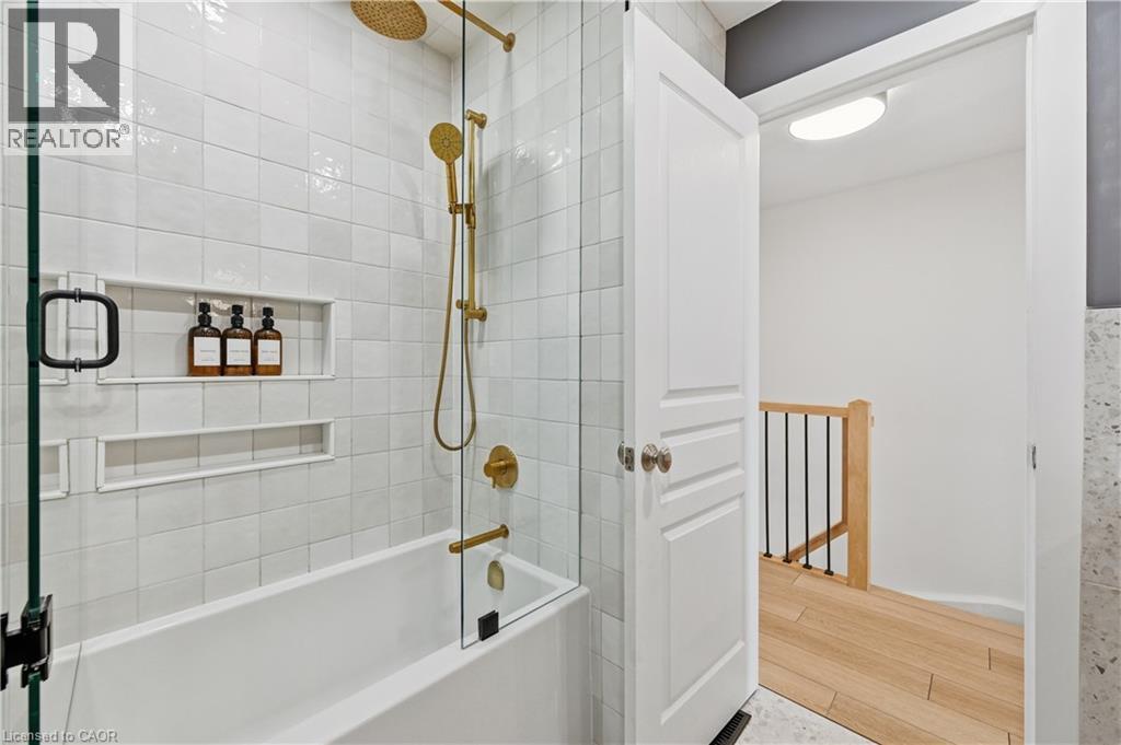 337 Beach Boulevard Unit# 7, Hamilton, ON - Indoor Photo Showing Bathroom