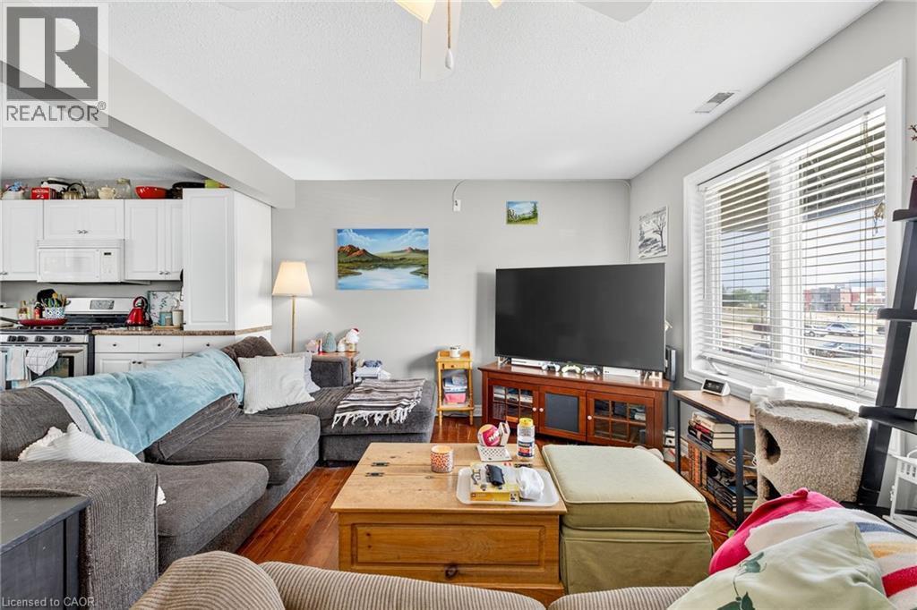 233 Garrison Road, Fort Erie, ON - Indoor Photo Showing Living Room