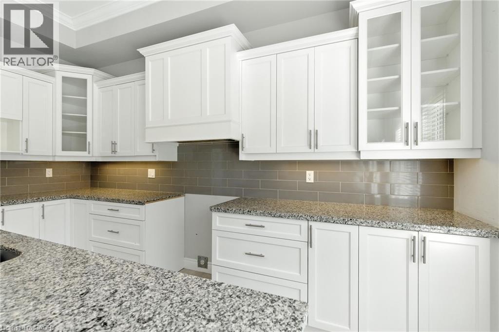 43 Riesling Court, Hamilton, ON - Indoor Photo Showing Kitchen With Upgraded Kitchen