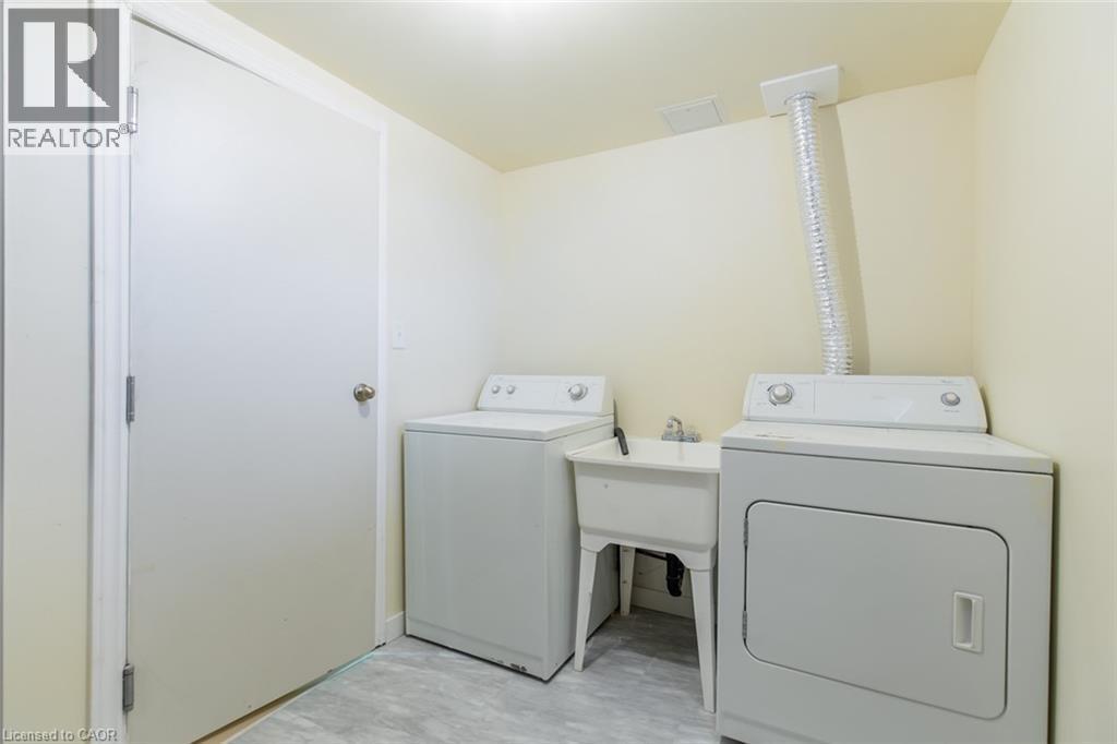 16 Garrow Drive, Hamilton, ON - Indoor Photo Showing Laundry Room