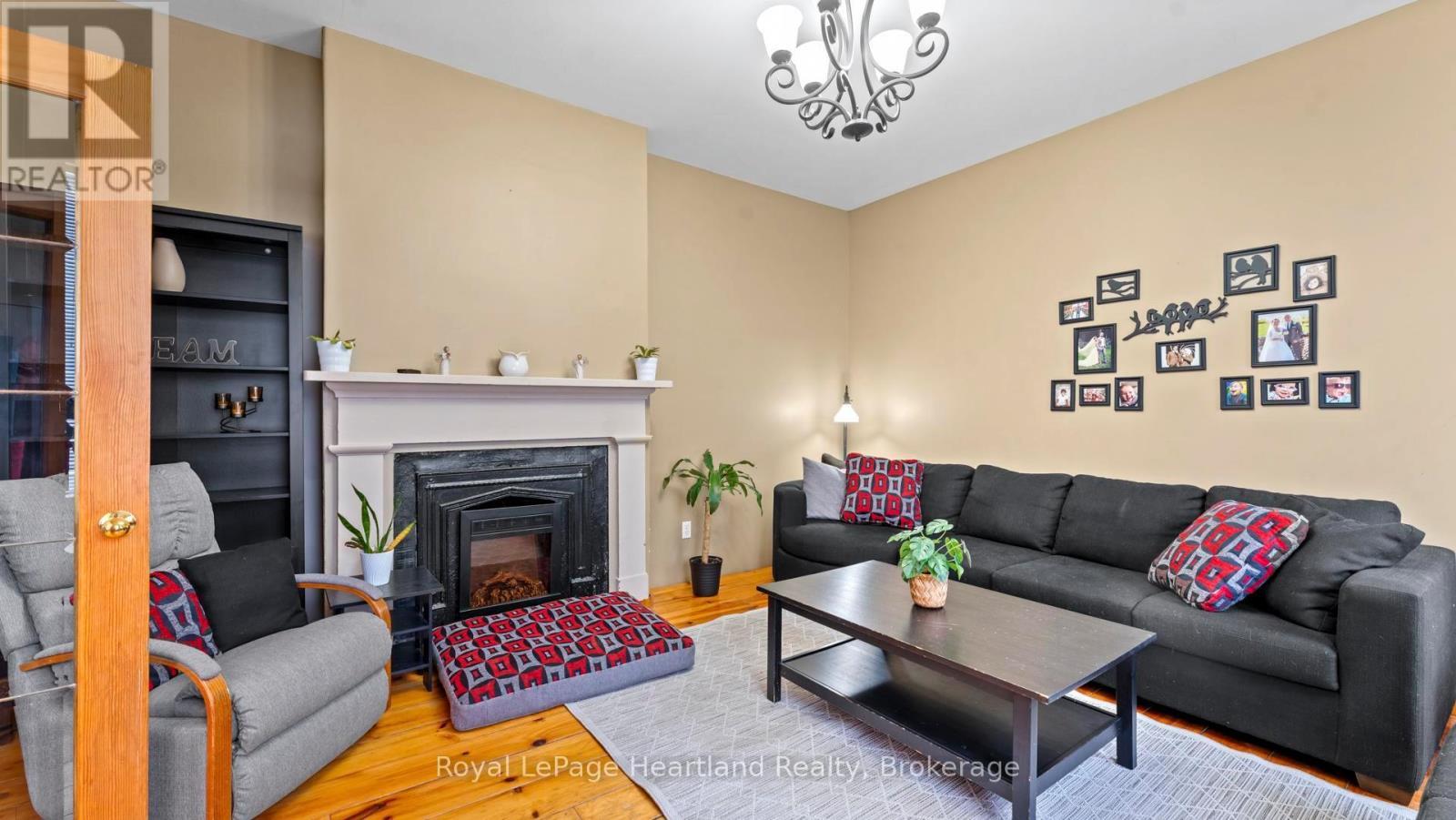 162 Wellington Street S, Goderich (Goderich (Town)), ON - Indoor Photo Showing Living Room With Fireplace