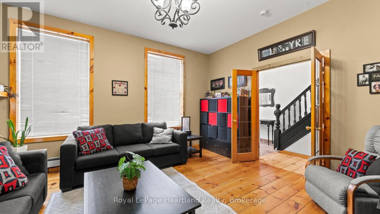162 Wellington Street S, Goderich (Goderich (Town)), ON - Indoor Photo Showing Living Room