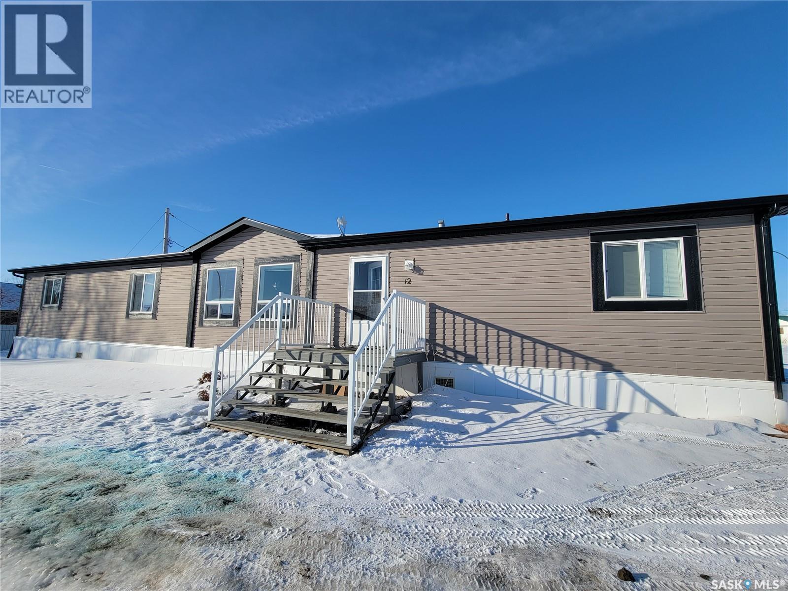 11 & 12 Mirror Place, Macklin, SK