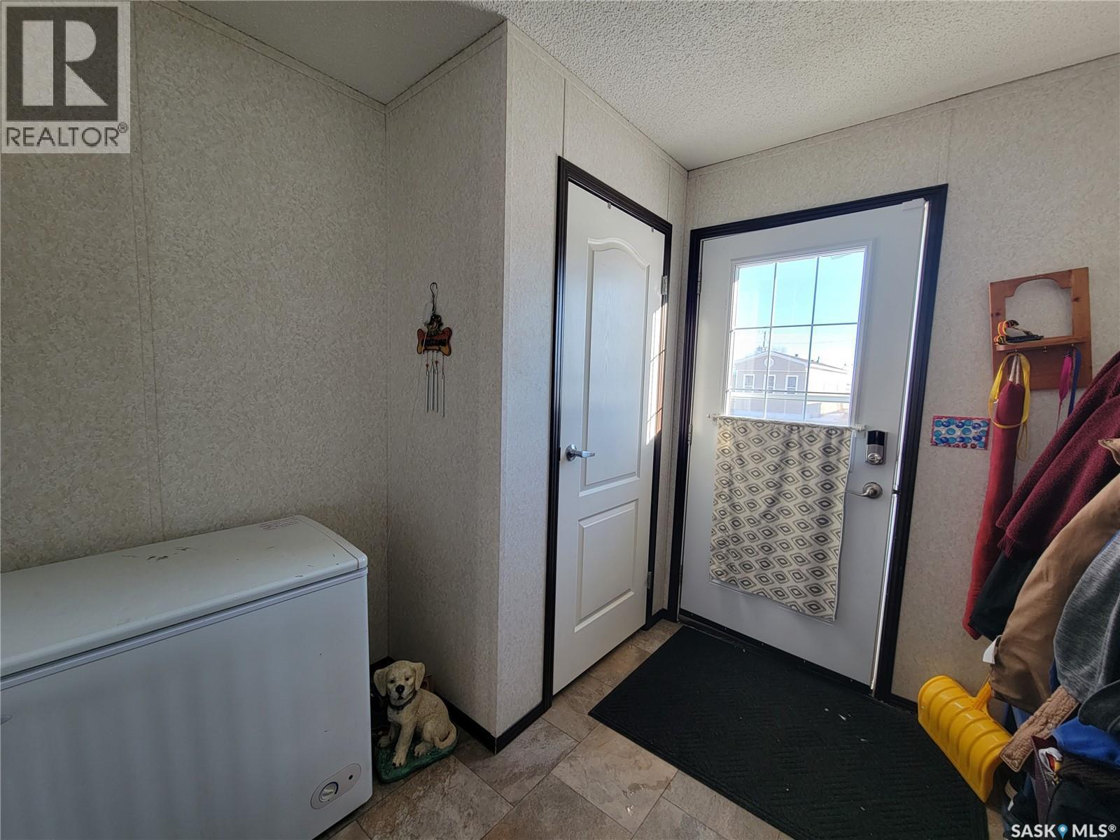 11 & 12 Mirror Place, Macklin, SK