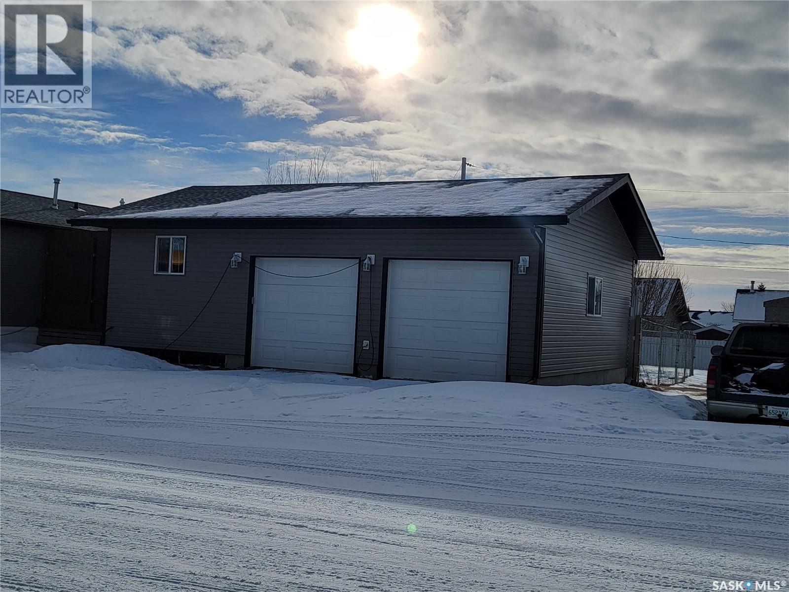 11 & 12 Mirror Place, Macklin, SK