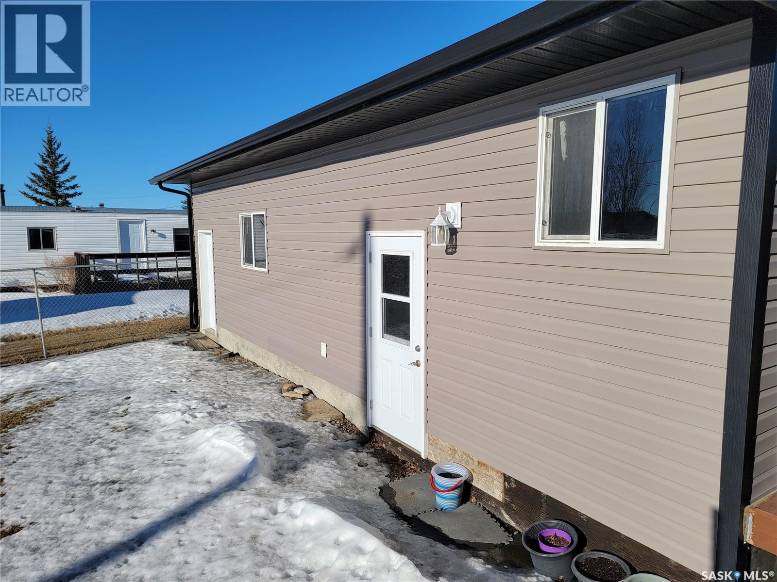 11 & 12 Mirror Place, Macklin, SK