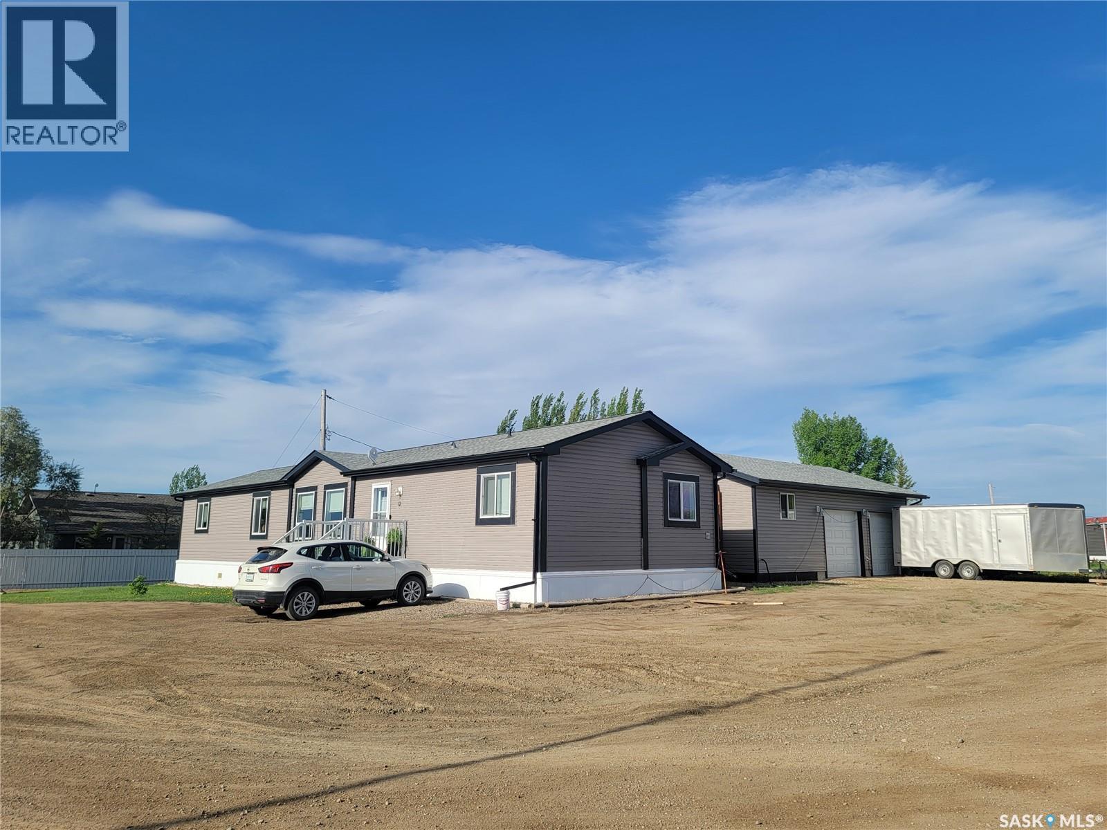 11 & 12 Mirror Place, Macklin, SK - Outdoor