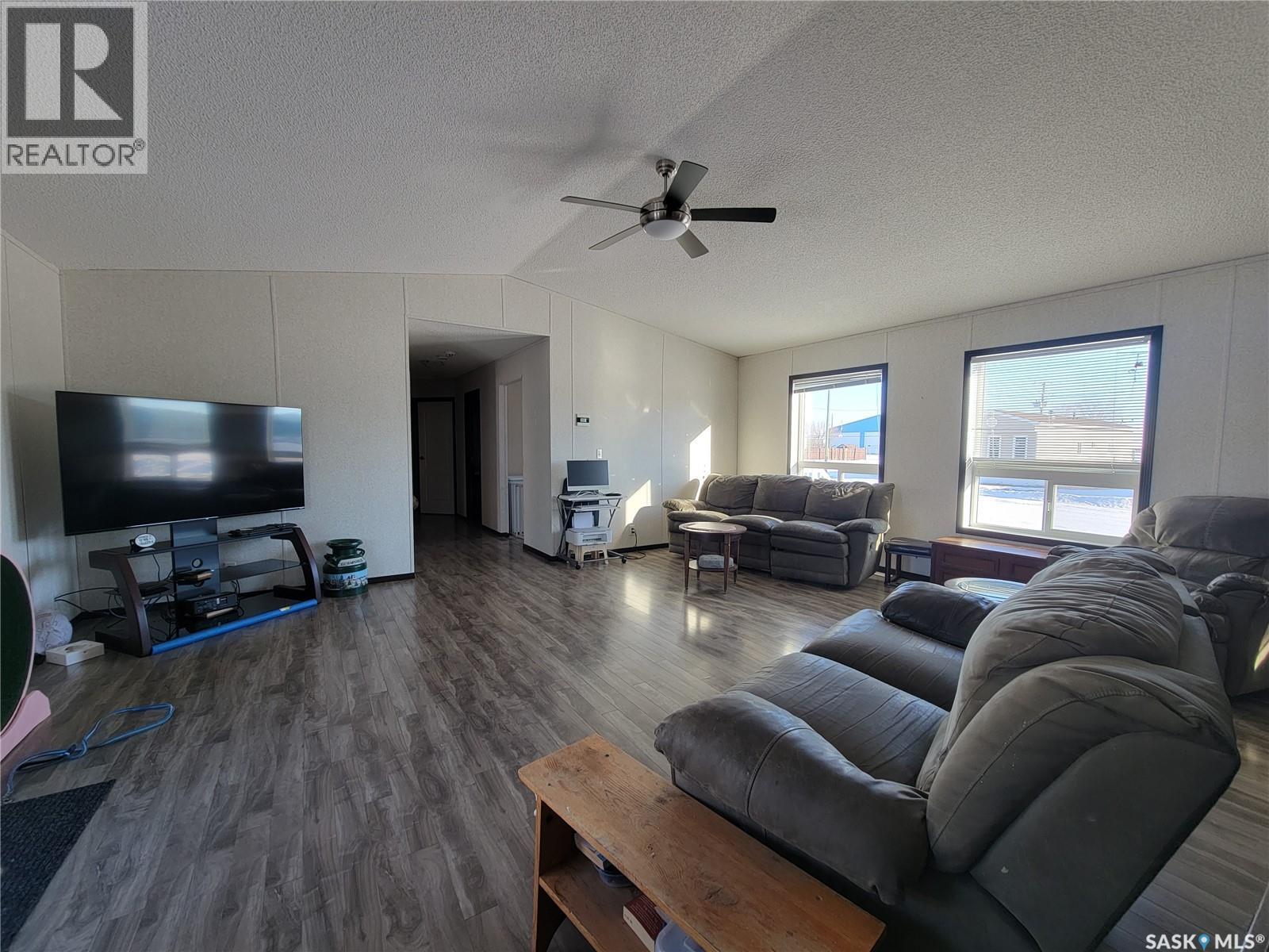 11 & 12 Mirror Place, Macklin, SK - Indoor Photo Showing Living Room