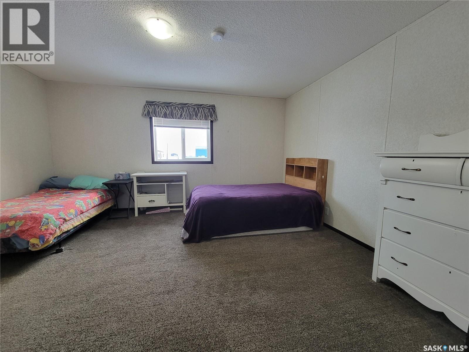 11 & 12 Mirror Place, Macklin, SK - Indoor Photo Showing Bedroom