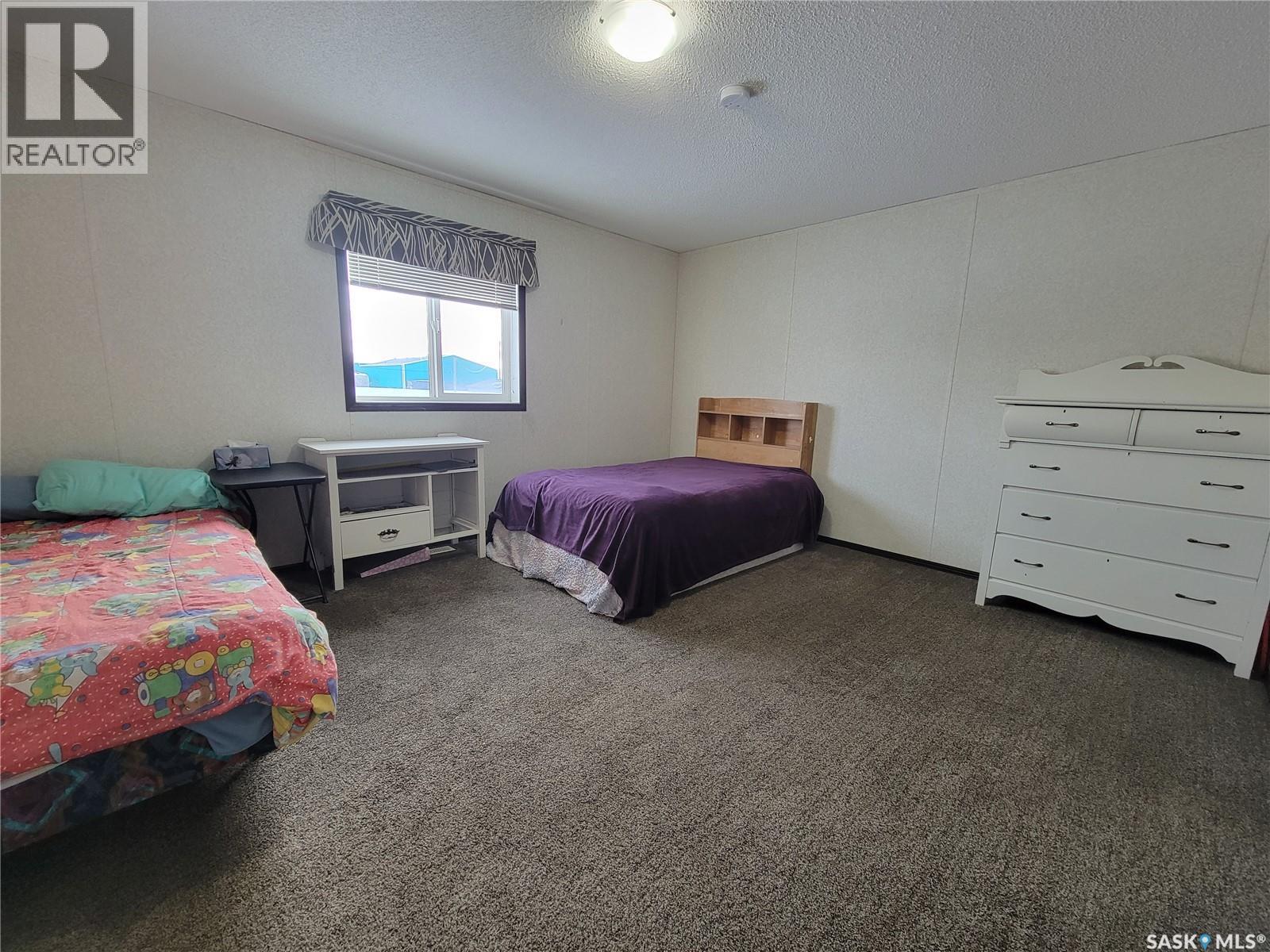 11 & 12 Mirror Place, Macklin, SK - Indoor Photo Showing Bedroom