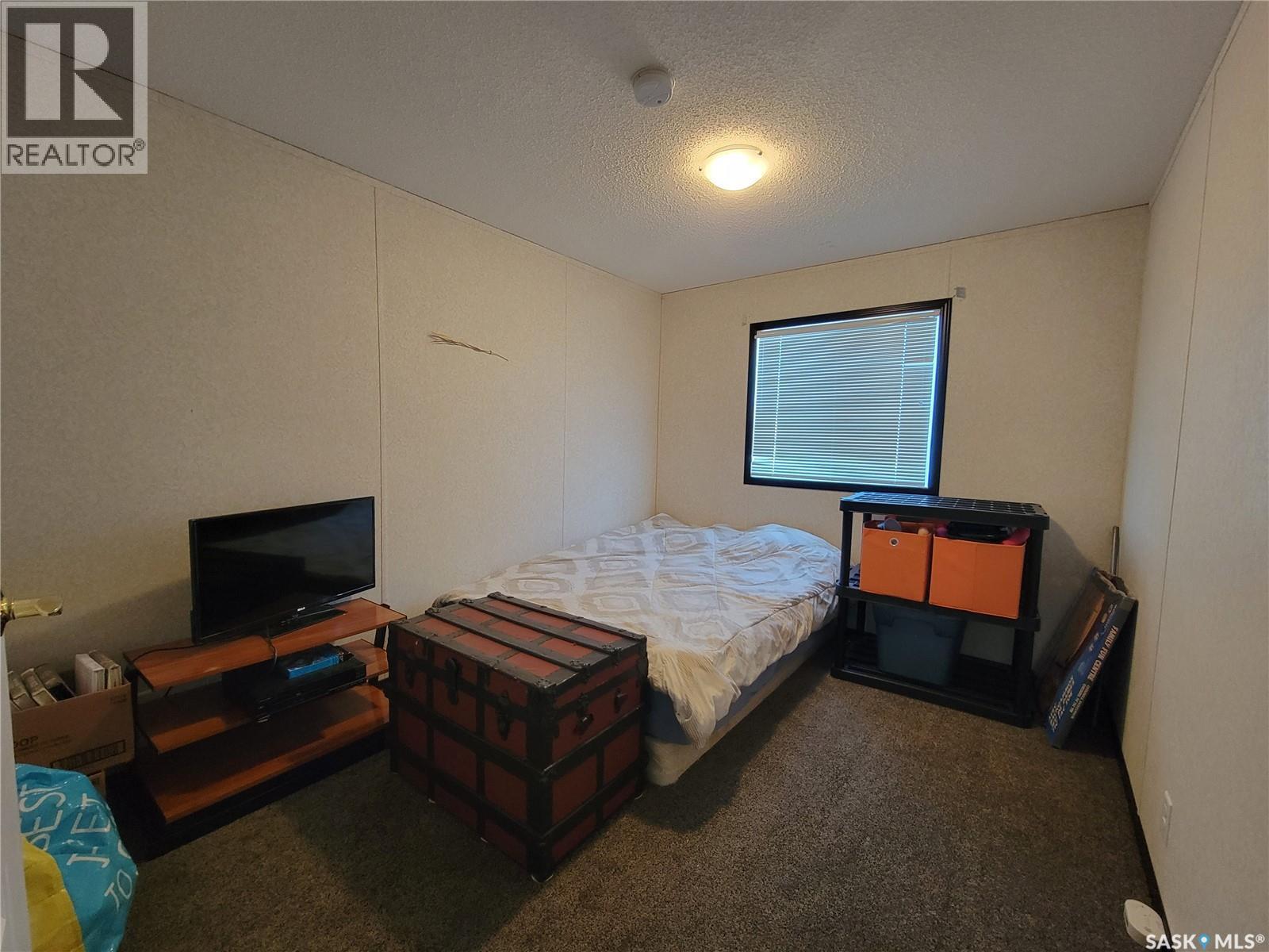 11 & 12 Mirror Place, Macklin, SK - Indoor Photo Showing Bedroom