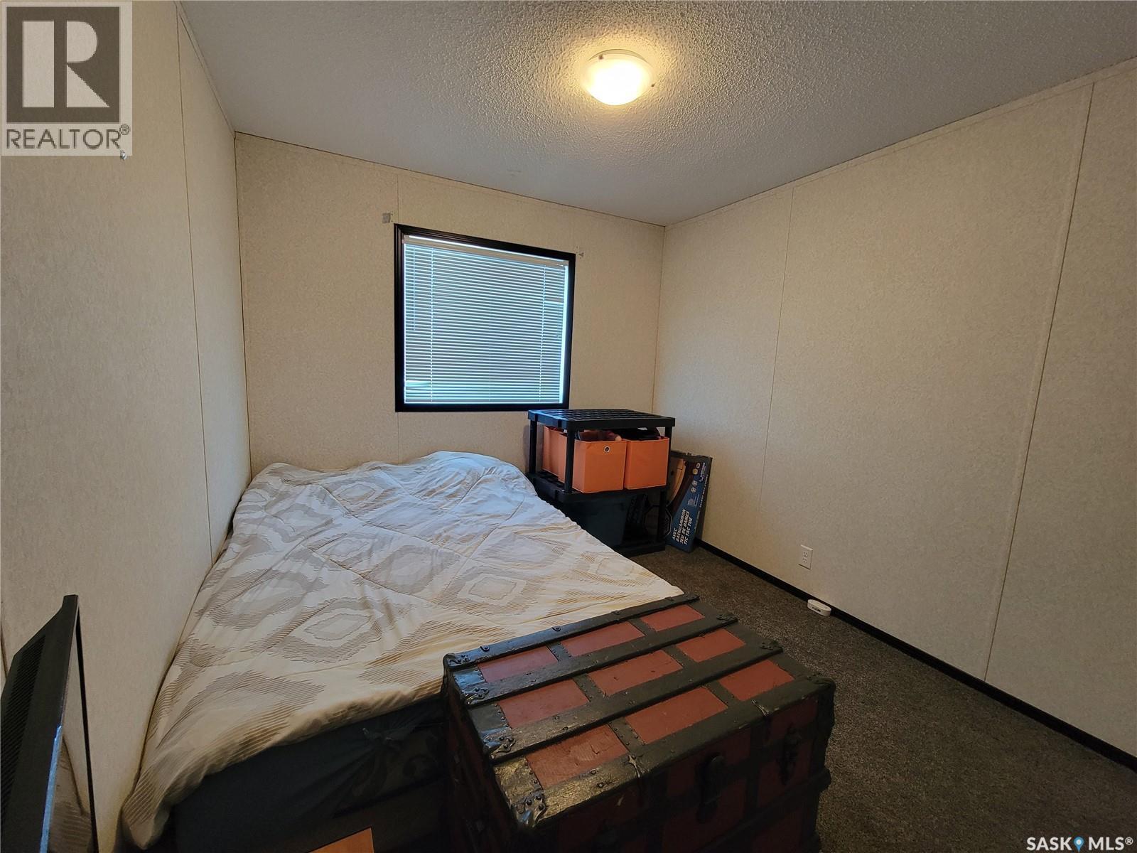 11 & 12 Mirror Place, Macklin, SK - Indoor Photo Showing Bedroom