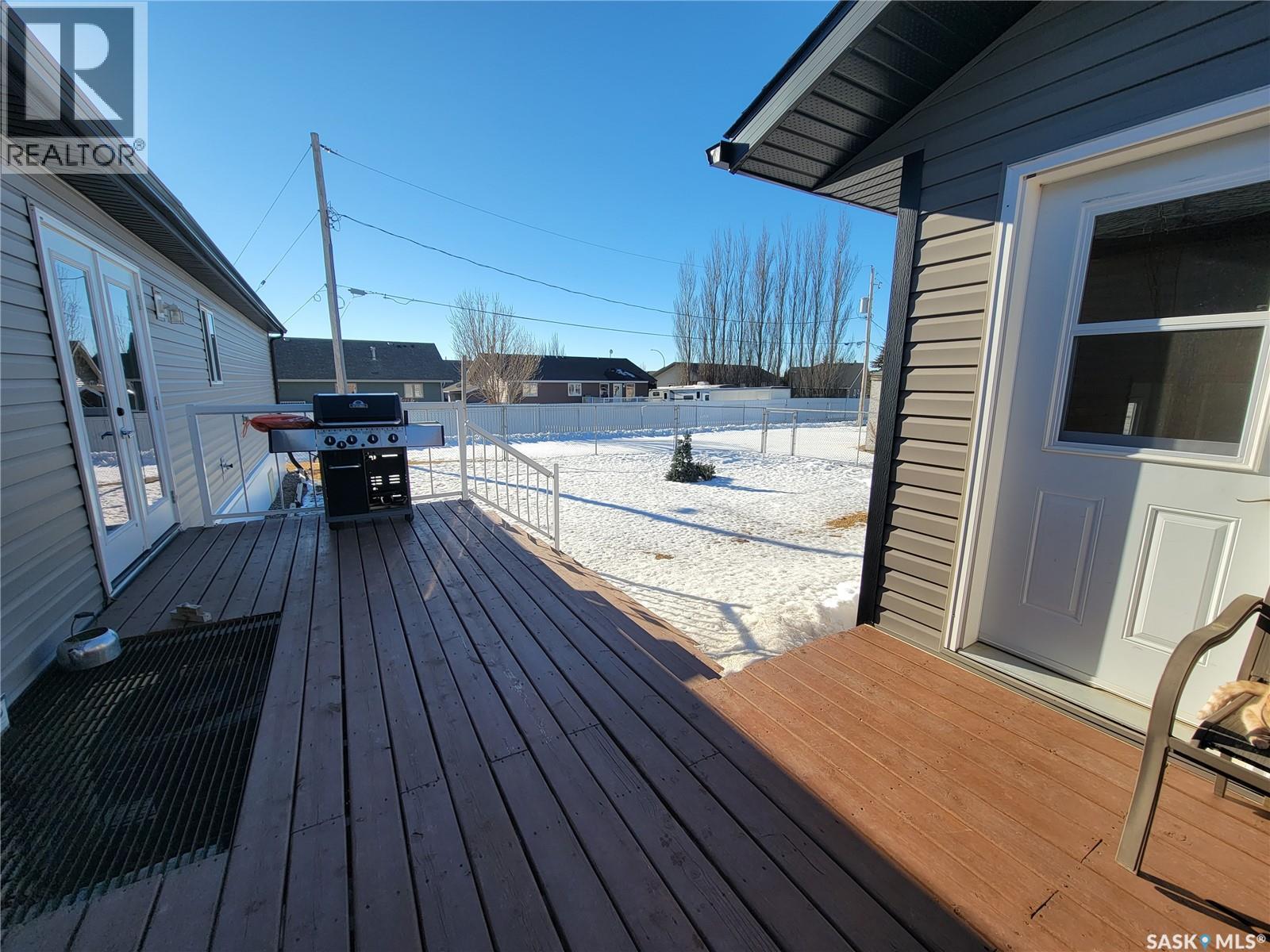 11 & 12 Mirror Place, Macklin, SK - Outdoor With Deck Patio Veranda With Exterior