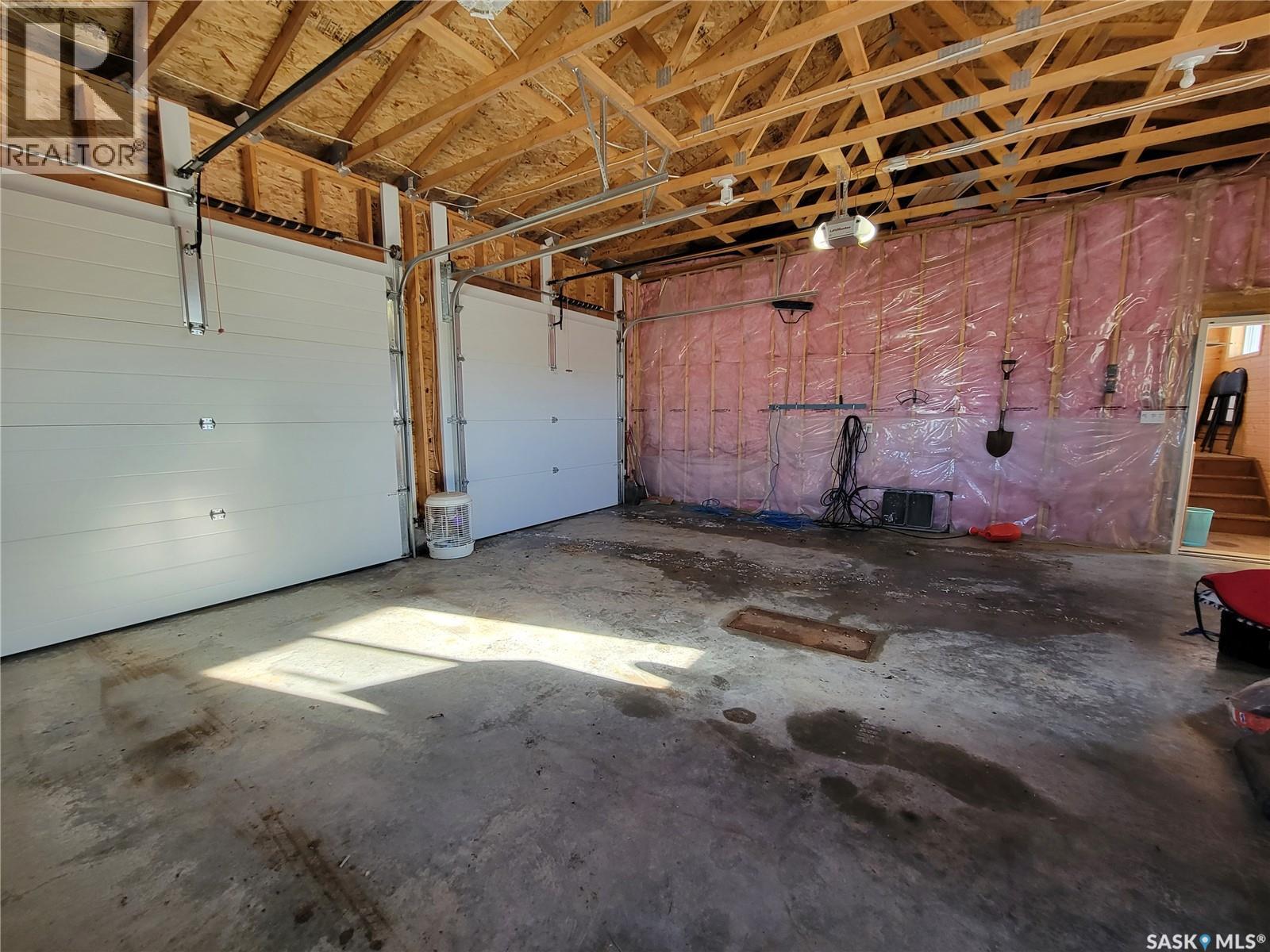 11 & 12 Mirror Place, Macklin, SK - Indoor Photo Showing Garage
