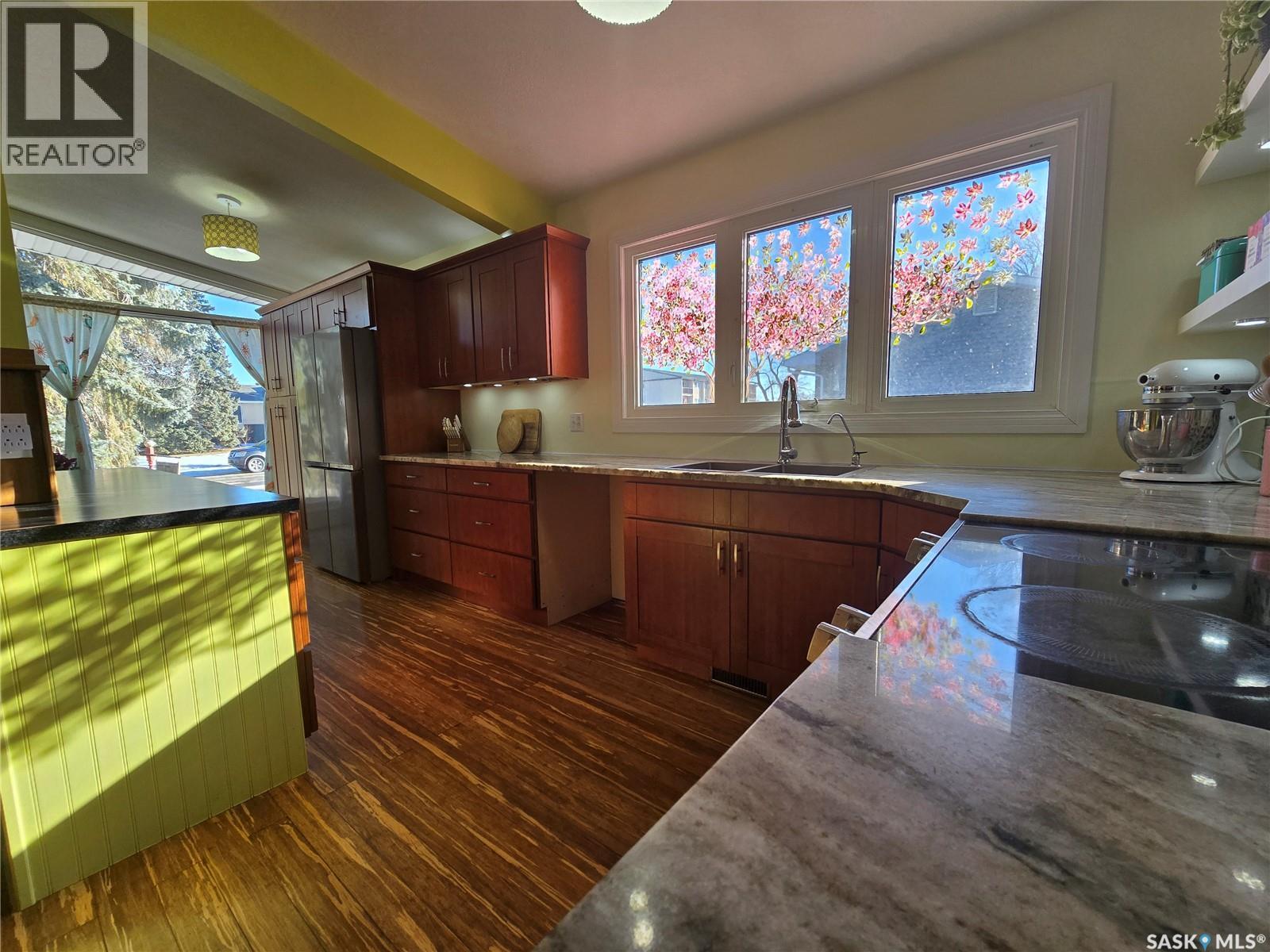 531 Scott Street, Weyburn, SK - Indoor Photo Showing Kitchen