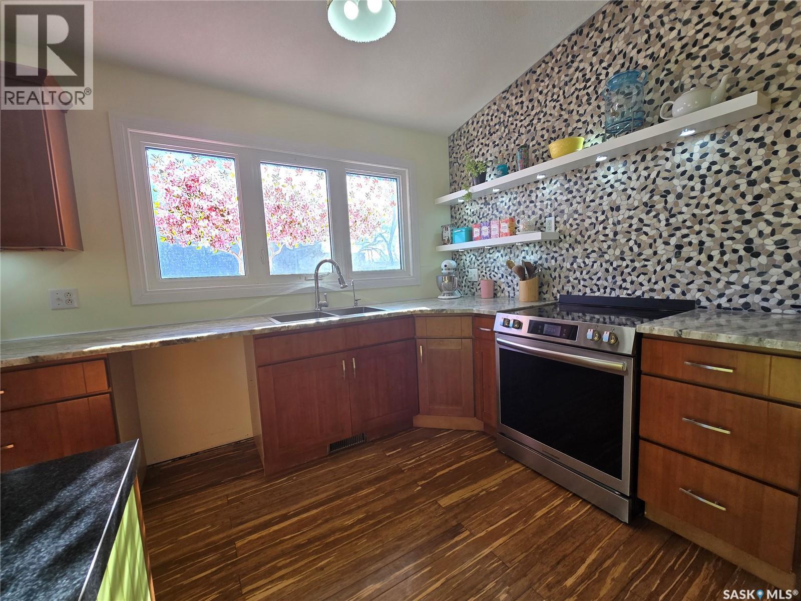 531 Scott Street, Weyburn, SK - Indoor Photo Showing Kitchen