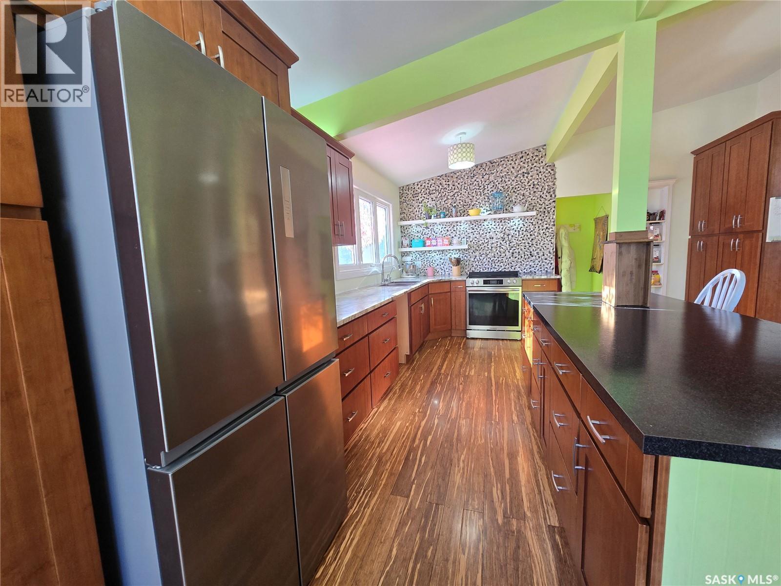531 Scott Street, Weyburn, SK - Indoor Photo Showing Kitchen