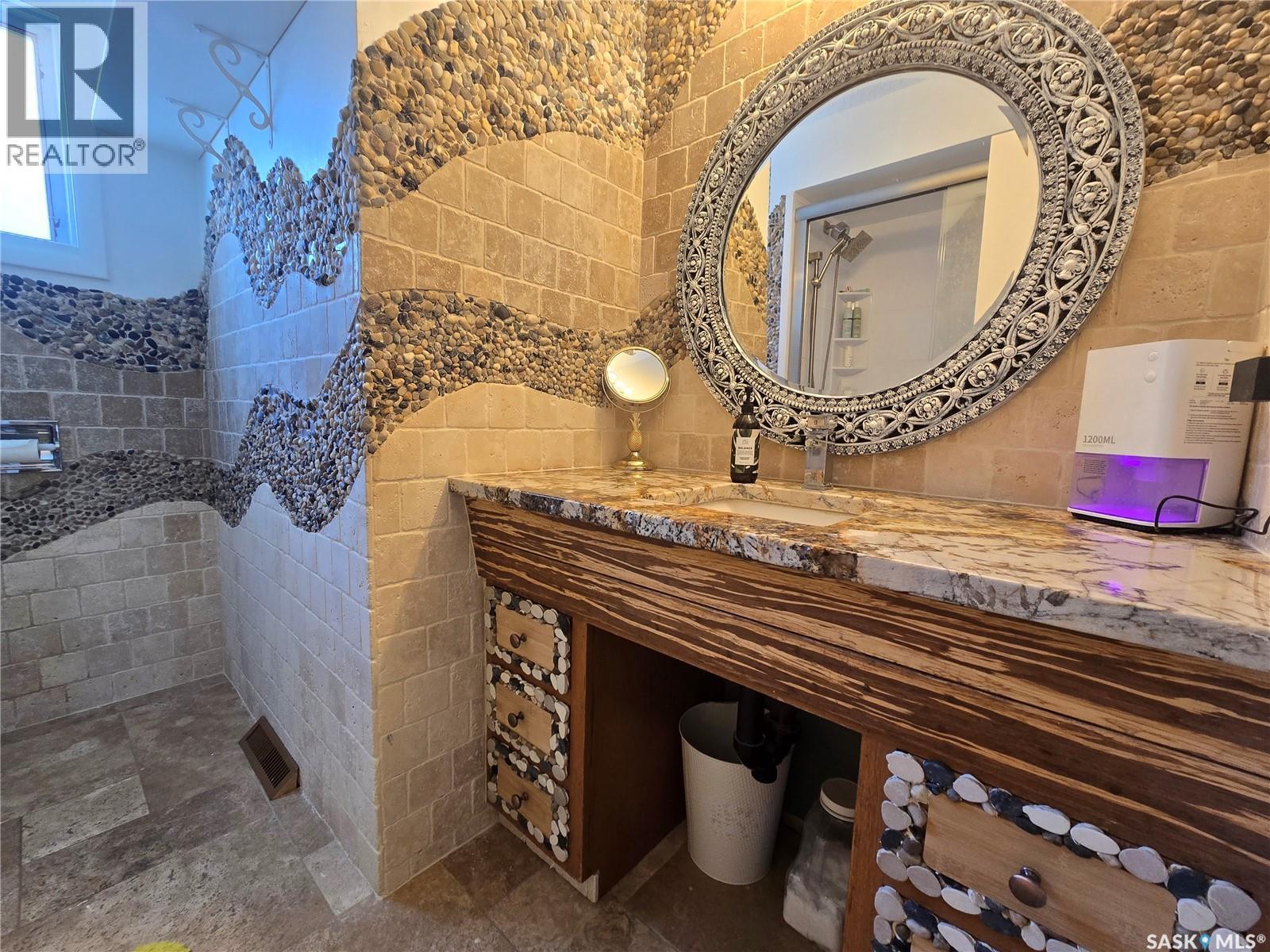 531 Scott Street, Weyburn, SK - Indoor Photo Showing Bathroom