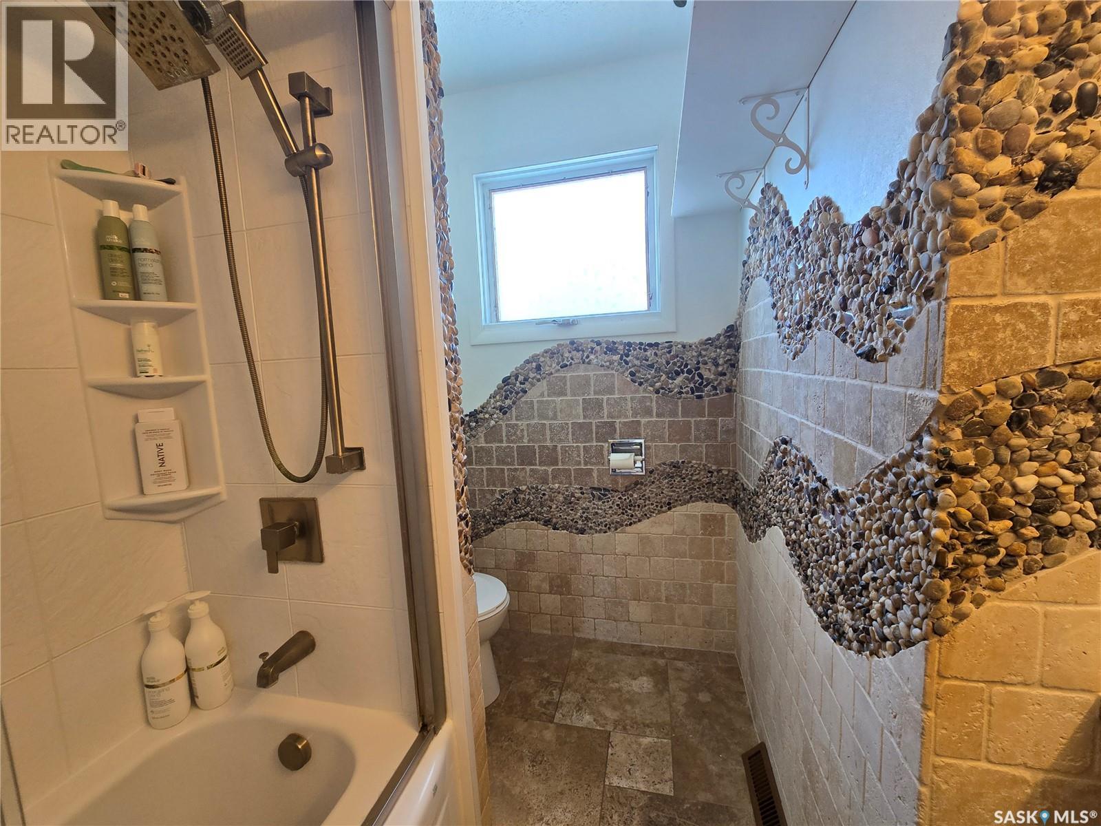 531 Scott Street, Weyburn, SK - Indoor Photo Showing Bathroom