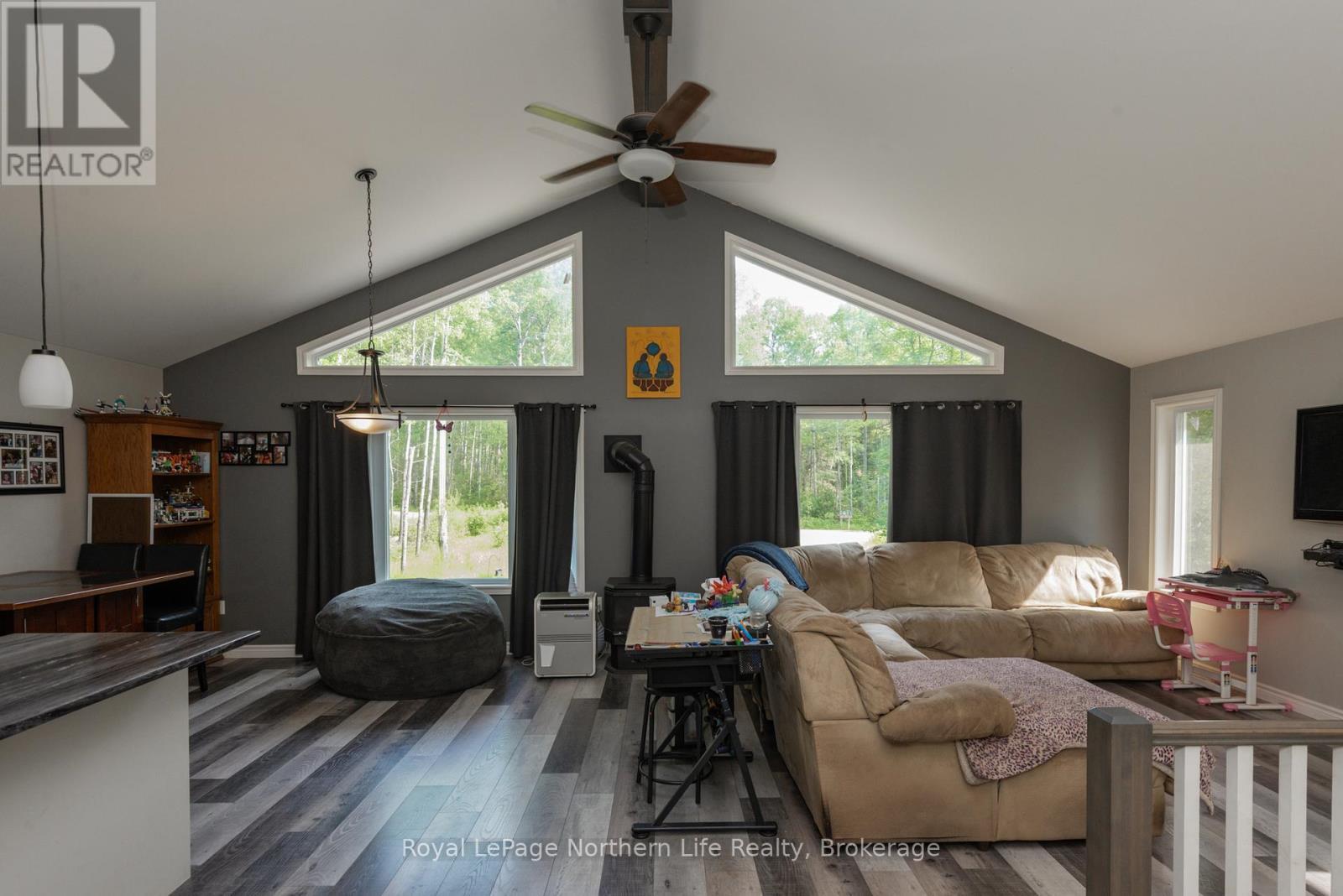 522 Hart Road, Callander, ON - Indoor Photo Showing Living Room
