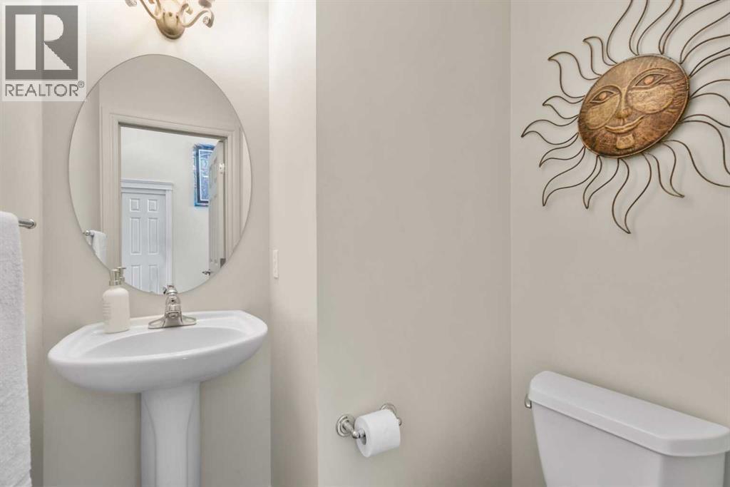 90 Discovery Ridge Gardens Sw, Calgary, AB - Indoor Photo Showing Bathroom