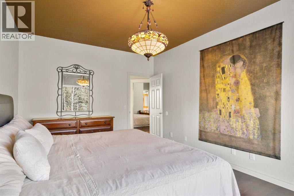 90 Discovery Ridge Gardens Sw, Calgary, AB - Indoor Photo Showing Bedroom