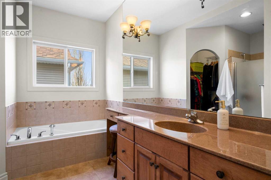 90 Discovery Ridge Gardens Sw, Calgary, AB - Indoor Photo Showing Bathroom