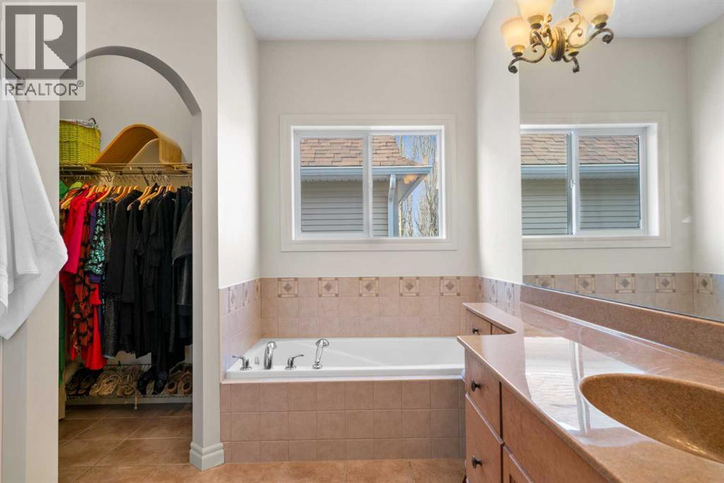 90 Discovery Ridge Gardens Sw, Calgary, AB - Indoor Photo Showing Bathroom