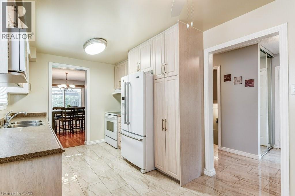 2779 Andorra Circle, Mississauga, ON - Indoor Photo Showing Kitchen With Double Sink