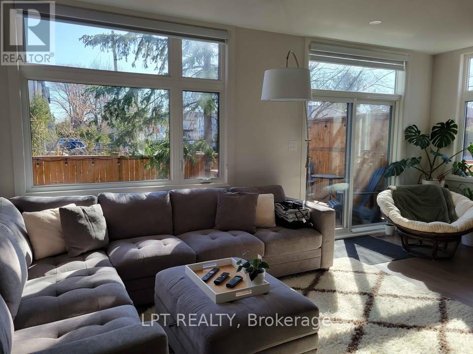 443 Dawson Avenue, Ottawa, ON - Indoor Photo Showing Living Room