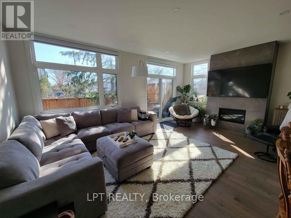 443 Dawson Avenue, Ottawa, ON - Indoor Photo Showing Living Room With Fireplace