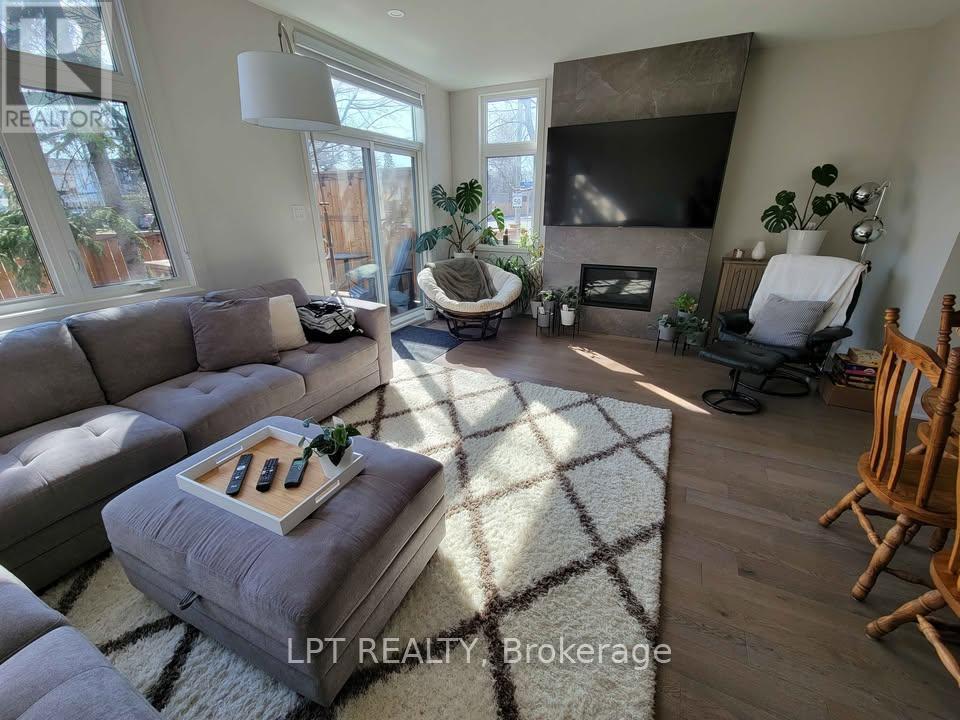 443 Dawson Avenue, Ottawa, ON - Indoor Photo Showing Living Room With Fireplace