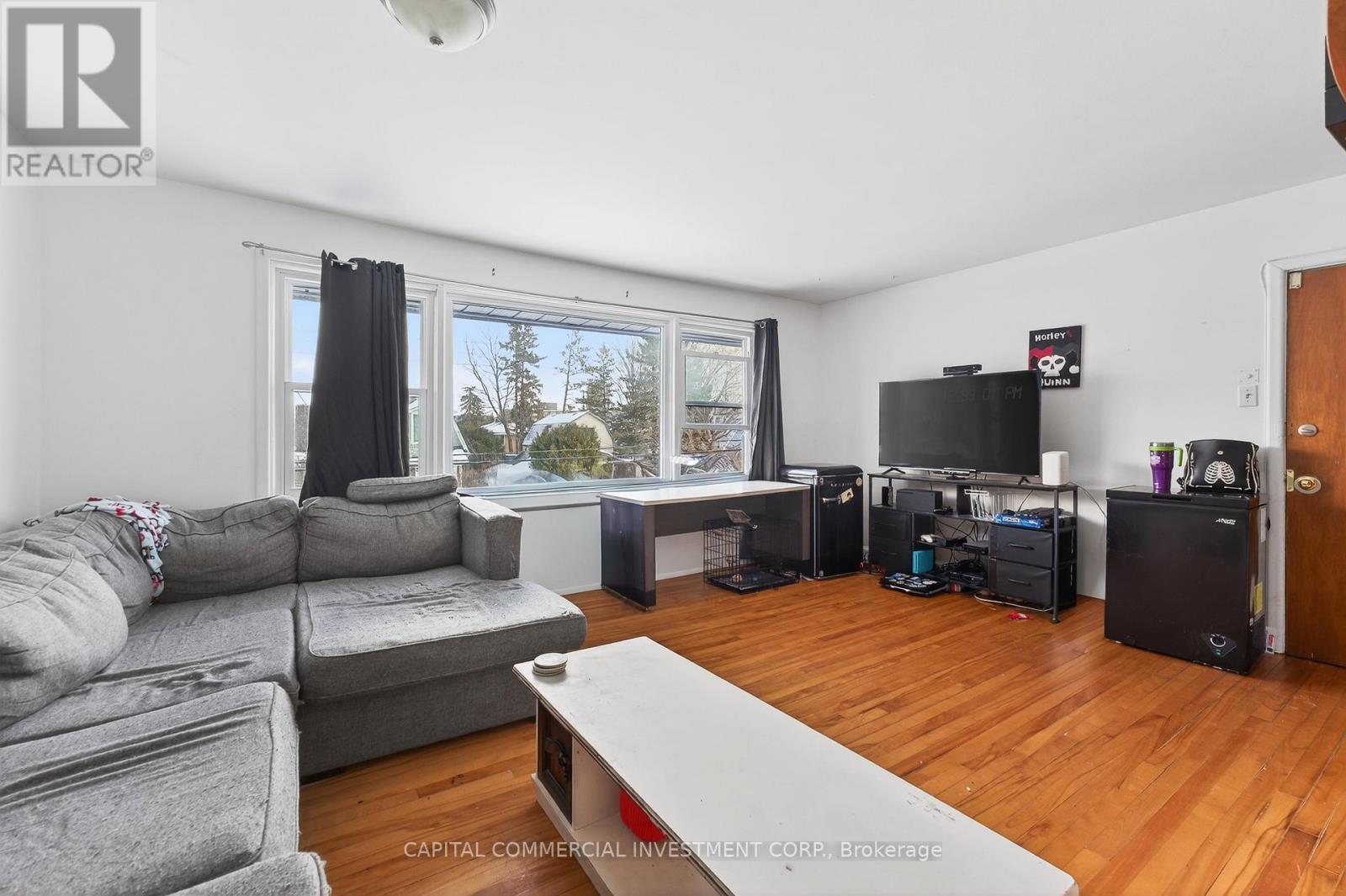 220 Compton Avenue, Ottawa, ON - Indoor Photo Showing Living Room