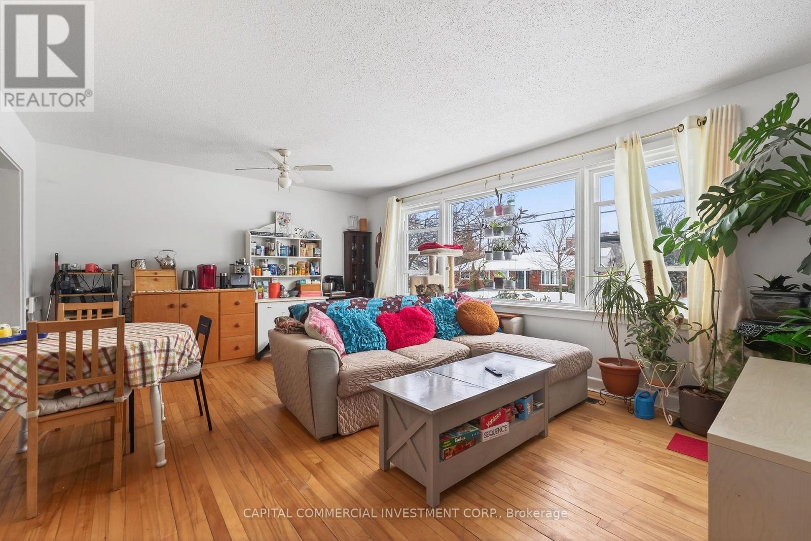 220 Compton Avenue, Ottawa, ON - Indoor Photo Showing Living Room