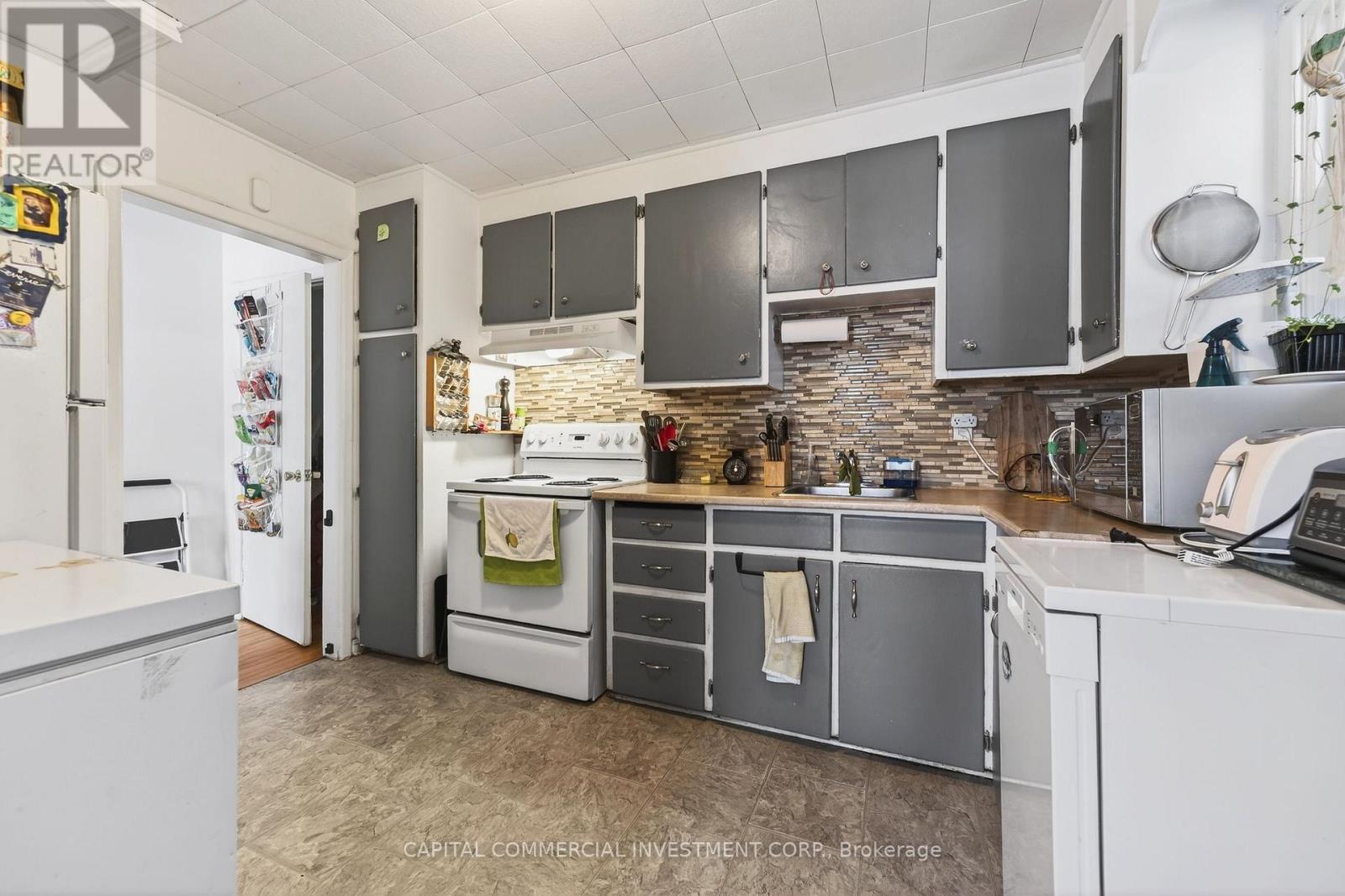220 Compton Avenue, Ottawa, ON - Indoor Photo Showing Kitchen