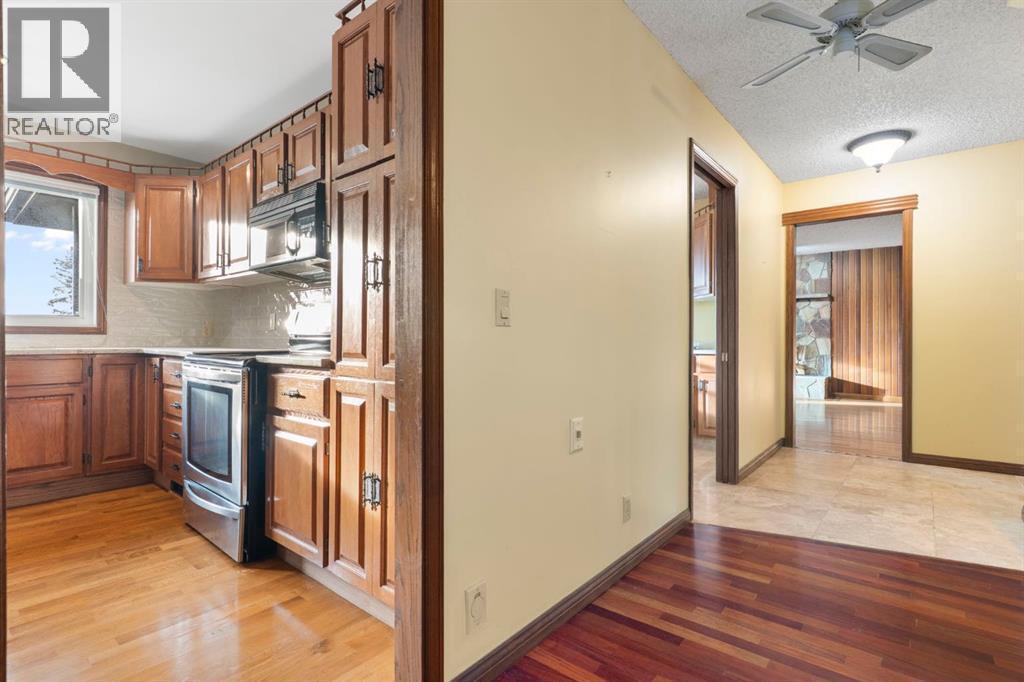 39 Coach Gate Way Sw, Calgary, AB - Indoor Photo Showing Other Room