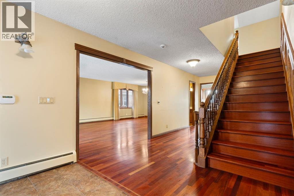 39 Coach Gate Way Sw, Calgary, AB - Indoor Photo Showing Other Room