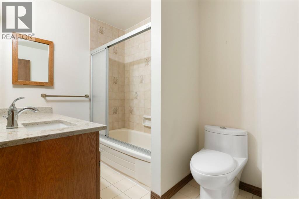 4 piece bath up - 39 Coach Gate Way Sw, Calgary, AB - Indoor Photo Showing Bathroom