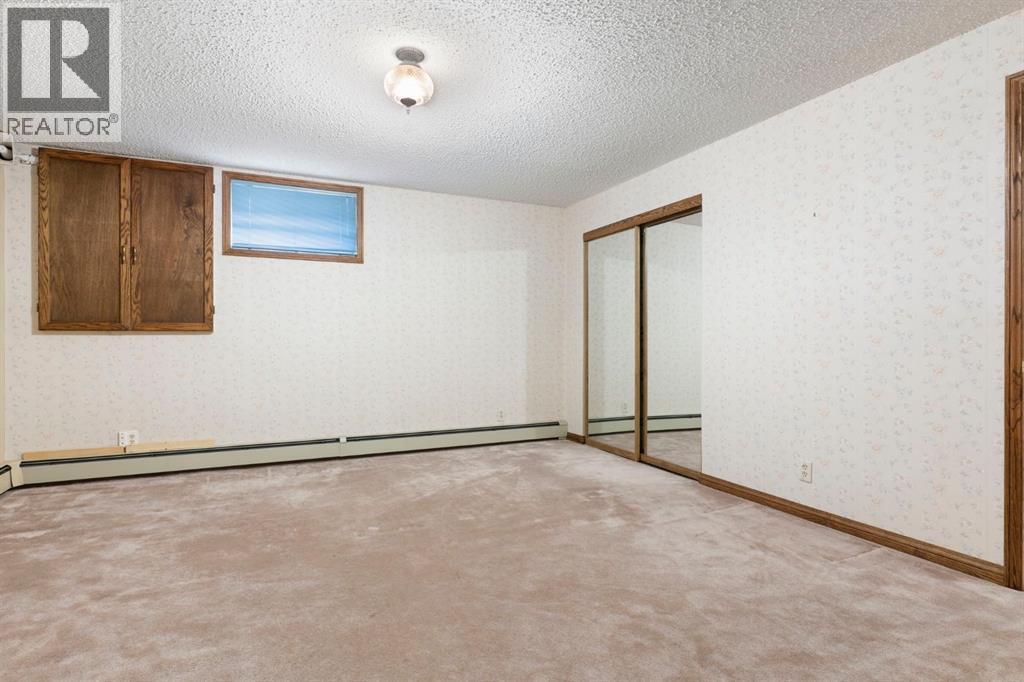 39 Coach Gate Way Sw, Calgary, AB - Indoor Photo Showing Other Room