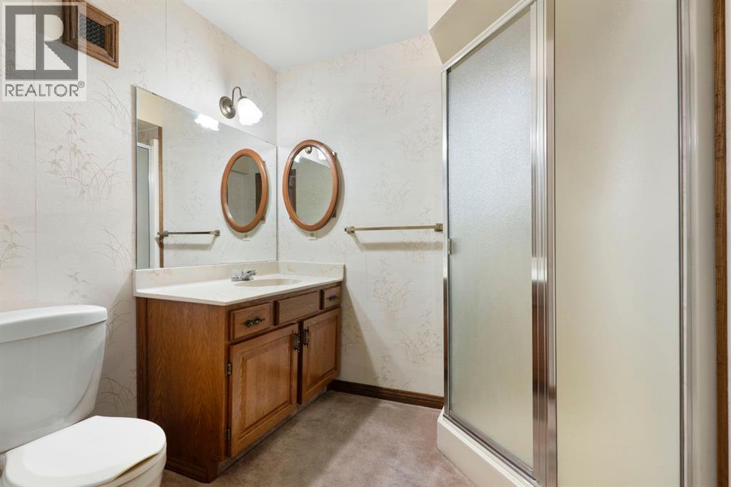 39 Coach Gate Way Sw, Calgary, AB - Indoor Photo Showing Bathroom