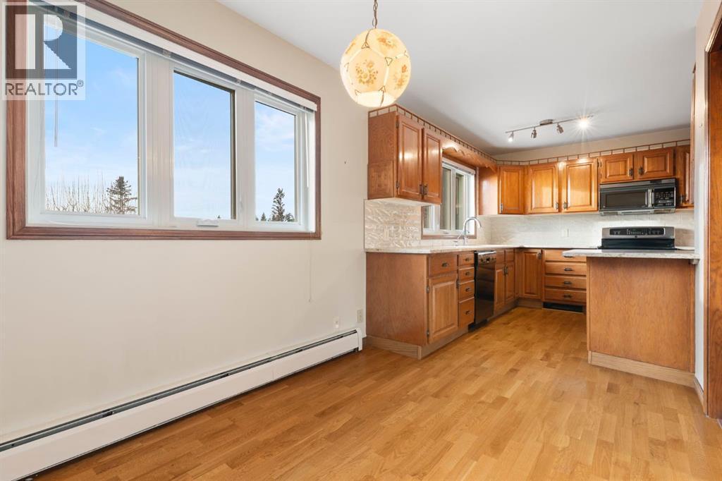 39 Coach Gate Way Sw, Calgary, AB - Indoor Photo Showing Kitchen