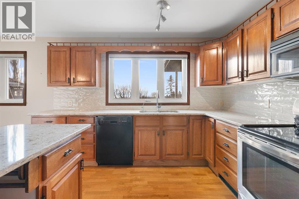 39 Coach Gate Way Sw, Calgary, AB - Indoor Photo Showing Kitchen