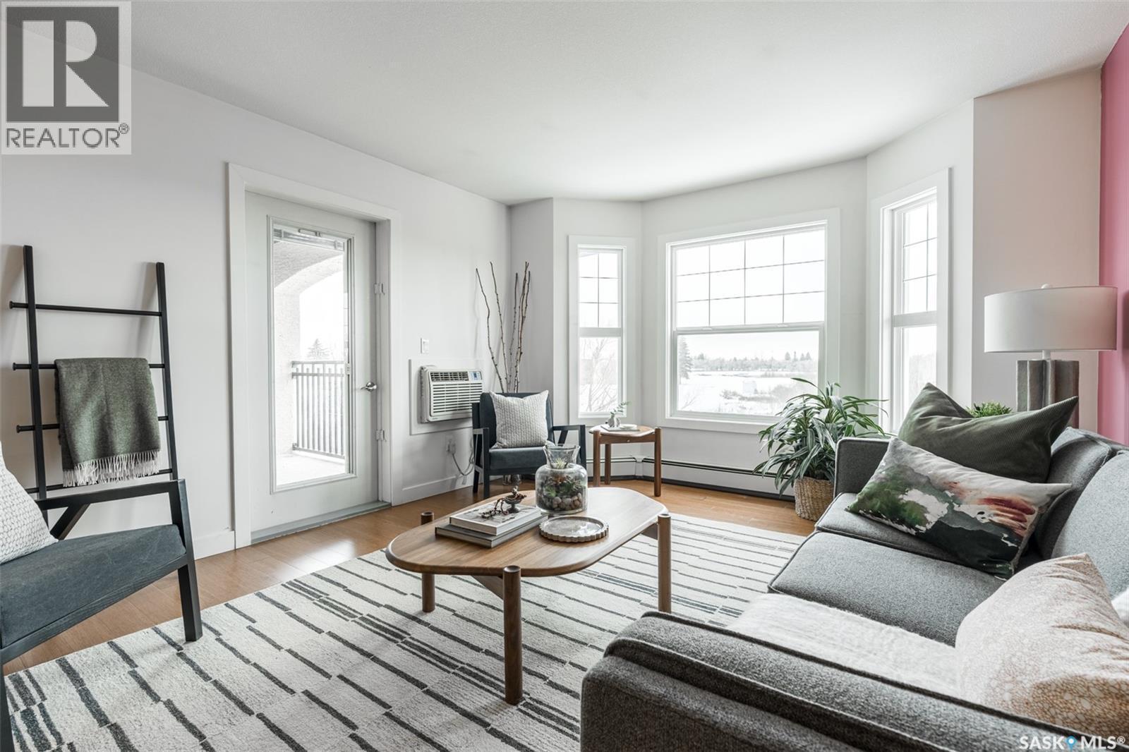 304B 415 Hunter Road, Saskatoon, SK - Indoor Photo Showing Living Room