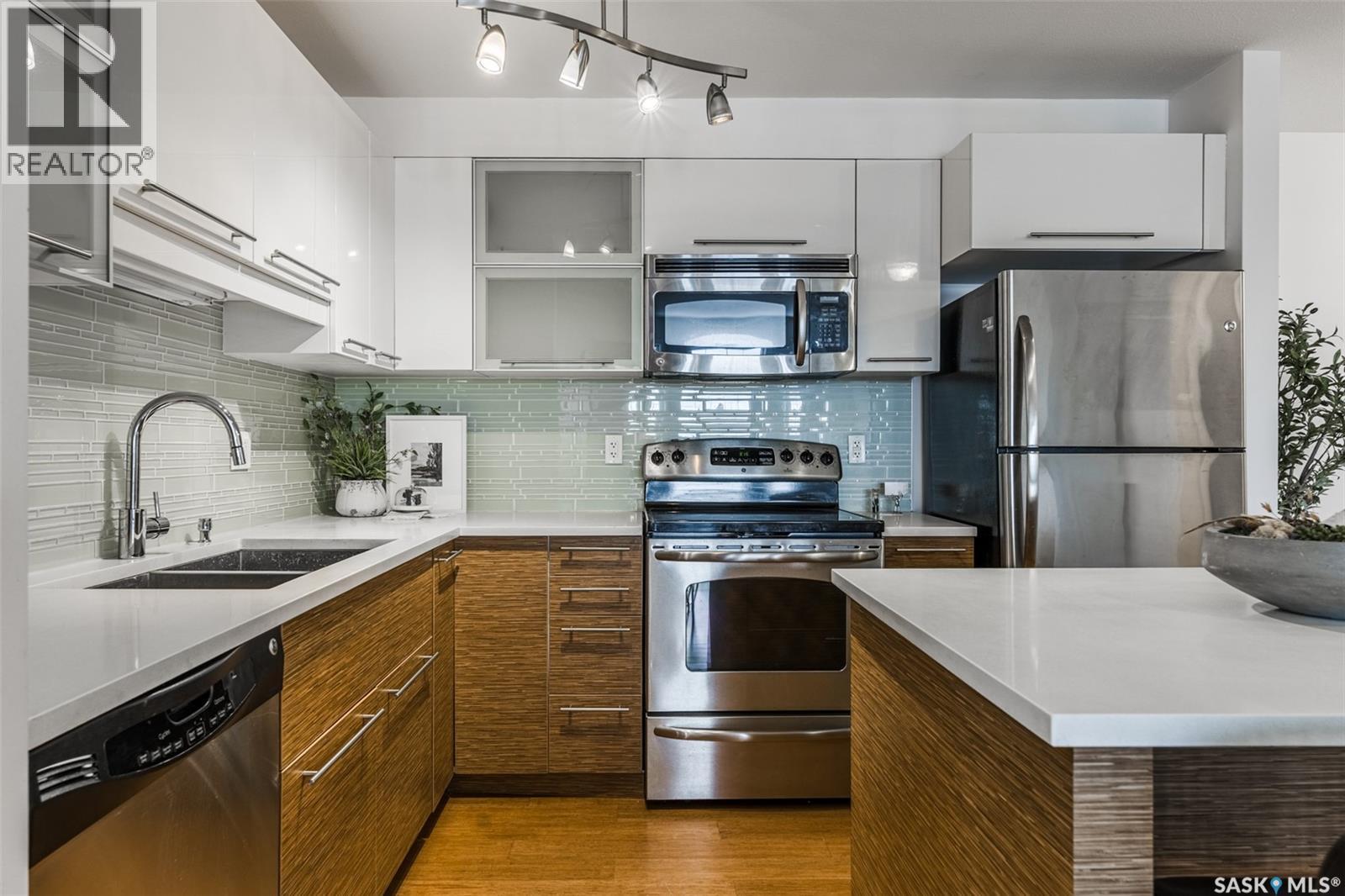 304B 415 Hunter Road, Saskatoon, SK - Indoor Photo Showing Kitchen With Stainless Steel Kitchen With Double Sink With Upgraded Kitchen