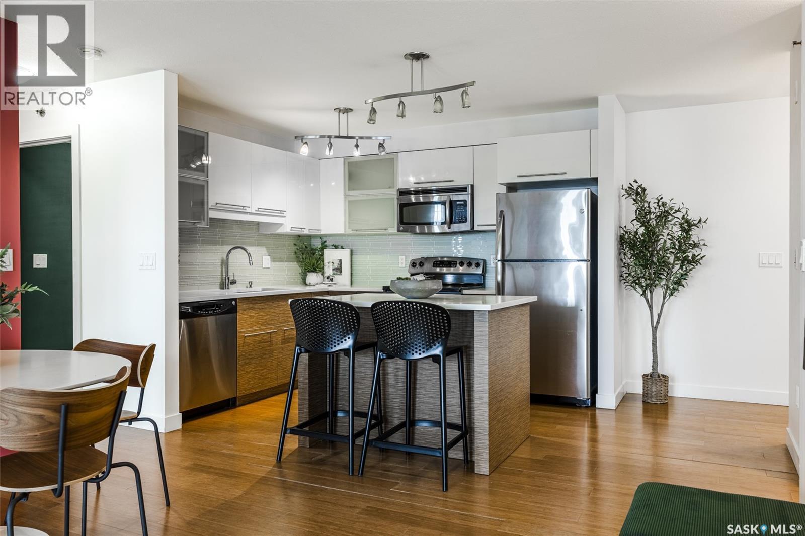 304B 415 Hunter Road, Saskatoon, SK - Indoor Photo Showing Kitchen With Stainless Steel Kitchen With Upgraded Kitchen