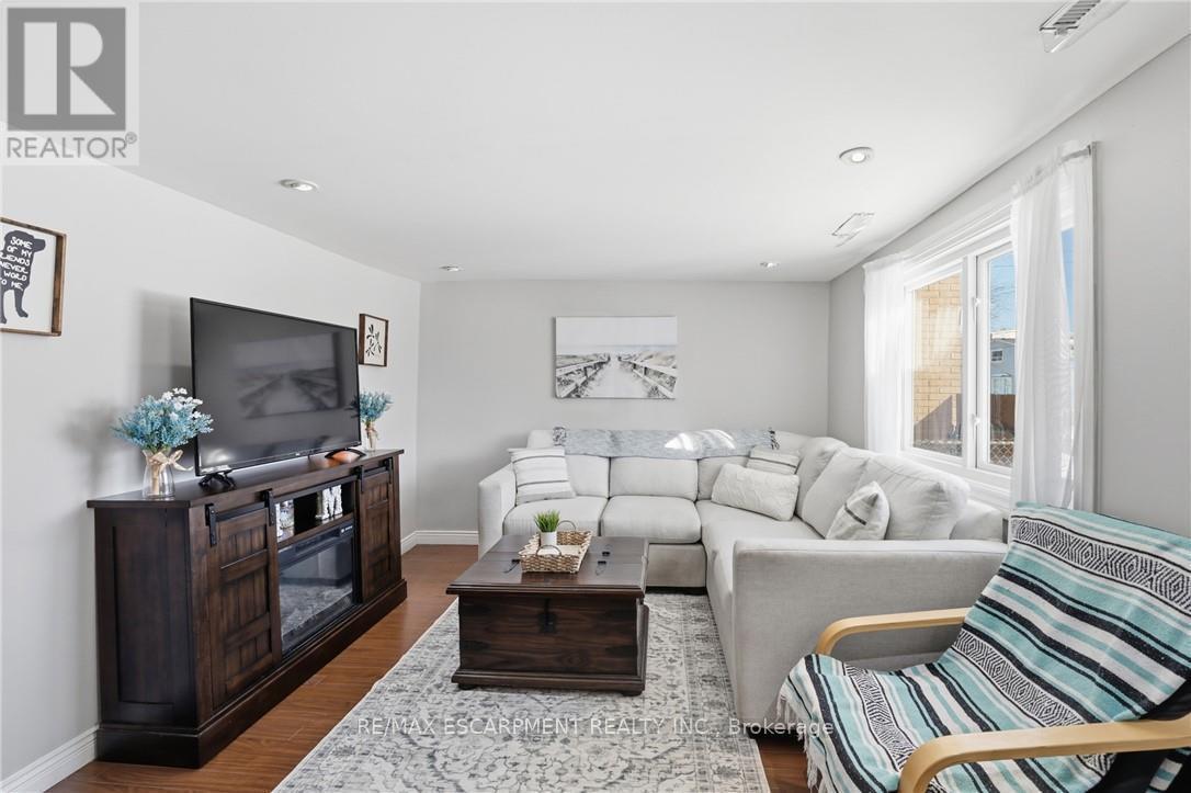 25 Delena Avenue N, Hamilton, ON - Indoor Photo Showing Living Room